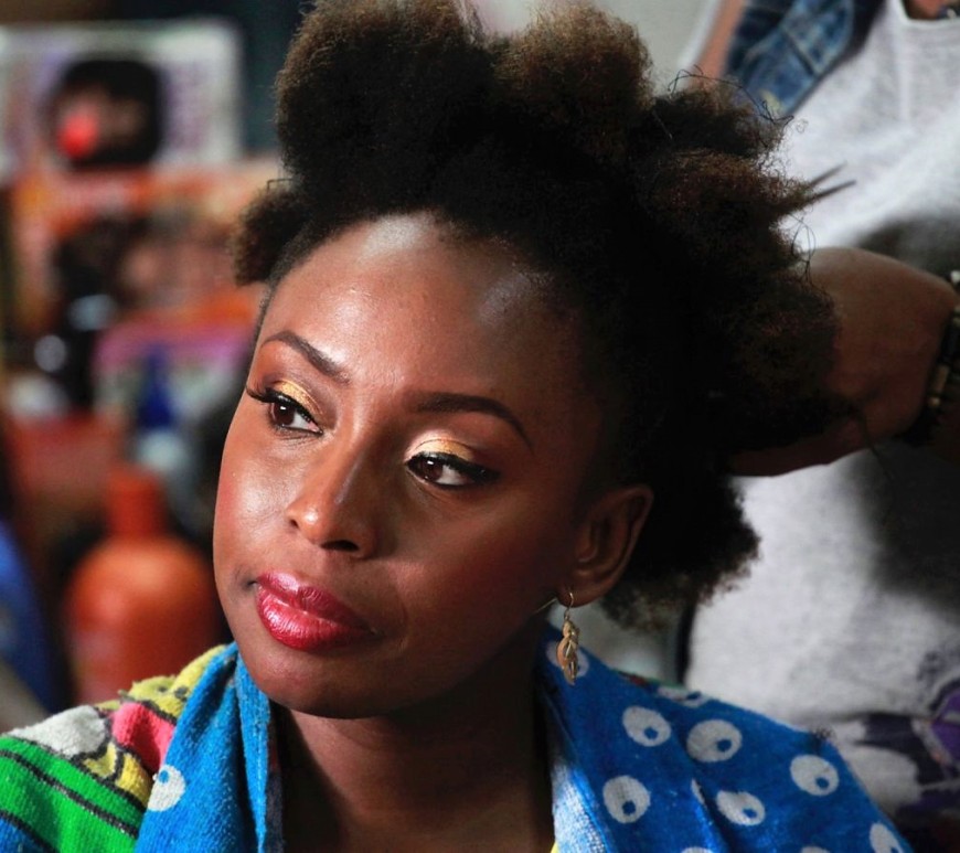 Chimamanda Ngozi Adichie par Akintunde Akinleye - Scarlet La culture des idées